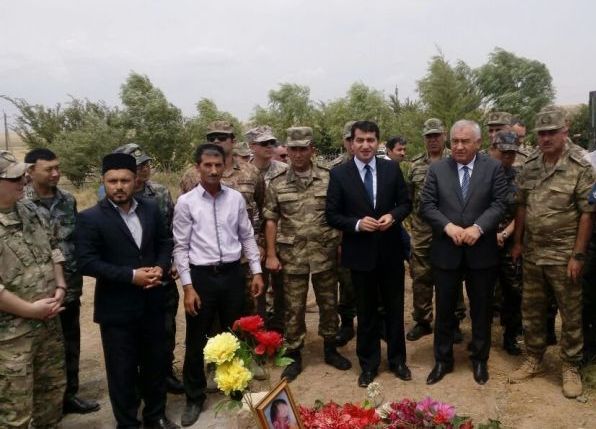 Xarici KİV nümayəndələri və hərbi attaşelər 2 yaşlı Zəhranın və nənəsinin məzarını ziyarət ediblər – FOTO