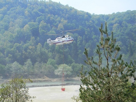 FHN-in helikopteri Gürcüstandakı meşə yanğınlarının söndürülməsi əməliyyatında iştirak edir