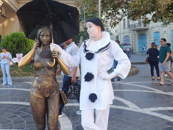 Остановка – Баку: девушка-пантомим путешествует по миру без графика и денег – ФОТО – ВИДЕО