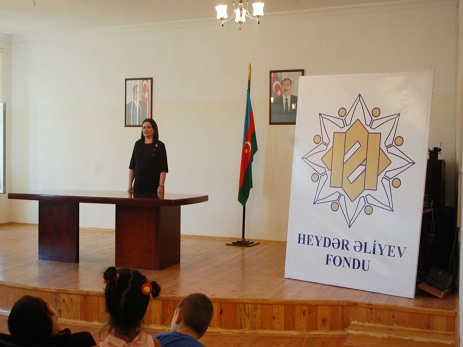 Heydər Əliyev Fondunun təşəbbüsü ilə aztəminatlı ailələrin uşaqlarına məktəbli formaları təqdim olunub - FOTO