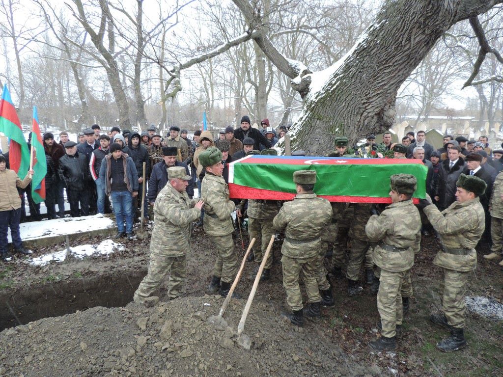 Новости азербайджана сегодня свежие видео. Похороны у азербайджанцев. Похороны Азербайджан традиции. Могилы азербайджанских солдат.